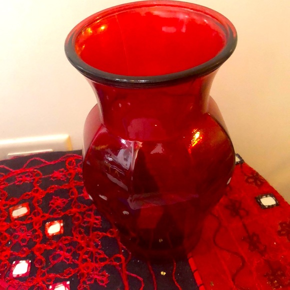 Holiday-ready red glass vase - Picture 1 of 3